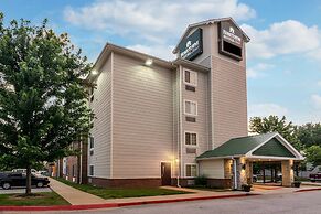 HomeTowne Studios & Suites by Red Roof Bentonville