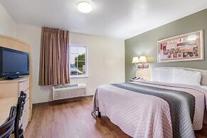 HomeTowne Studios & Suites by Red Roof Bentonville