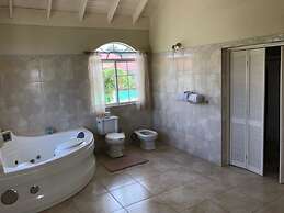 Retreat Guesthouse Luxury Suites