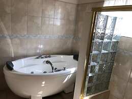 Retreat Guesthouse Luxury Suites