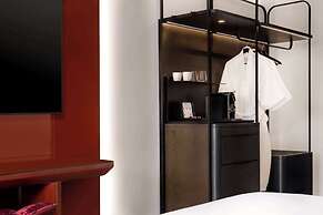 Revery Toronto Downtown, Curio Collection by Hilton