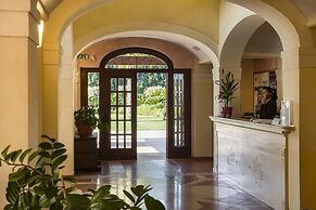 Lantana Resort Hotel & Apartments