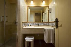 Lantana Resort Hotel & Apartments