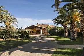 Lantana Resort Hotel & Apartments