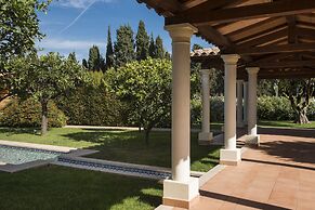 Lantana Resort Hotel & Apartments