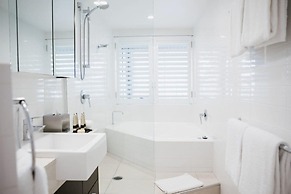 Netanya Noosa Beachfront Resort