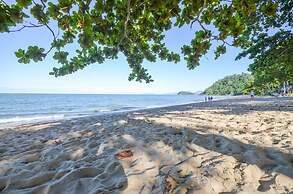 Roydon Beachfront Apartments