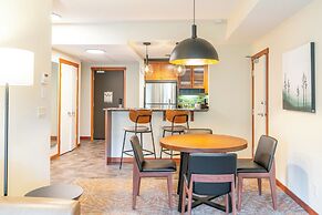 Blackstone Mountain Lodge by CLIQUE