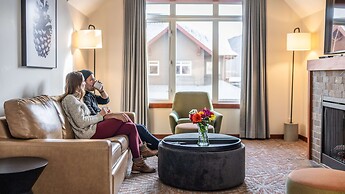 Blackstone Mountain Lodge by CLIQUE