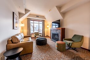 Blackstone Mountain Lodge by CLIQUE