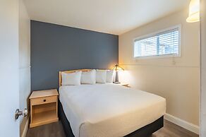 Pacific Reef Hotel & Light Show