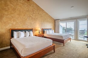 Pacific Reef Hotel & Light Show