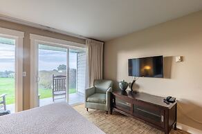 Pacific Reef Hotel & Light Show