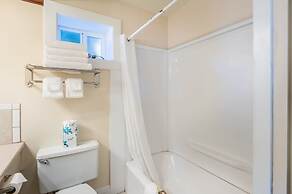 Pacific Reef Hotel & Light Show