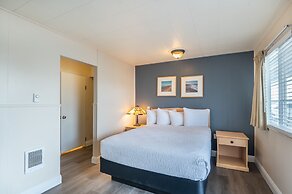 Pacific Reef Hotel & Light Show