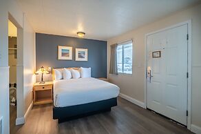 Pacific Reef Hotel & Light Show