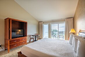 Pacific Reef Hotel & Light Show