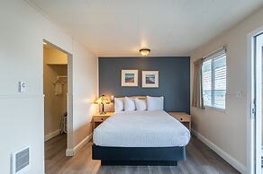 Pacific Reef Hotel & Light Show