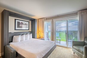 Pacific Reef Hotel & Light Show