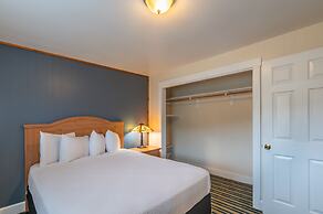 Pacific Reef Hotel & Light Show