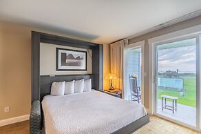 Pacific Reef Hotel & Light Show