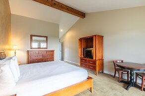 Pacific Reef Hotel & Light Show