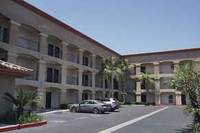 Harbor Inn & Suites