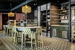 Waterfront Southport Hotel