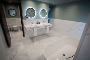 Waterfront Southport Hotel