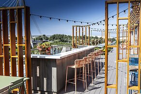 Waterfront Southport Hotel