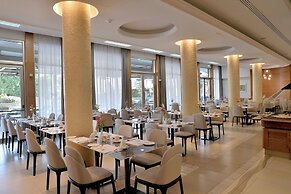 Ajax Hotel