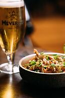 The Valley Hotel & Carriage Gardens