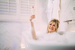 The Valley Hotel & Carriage Gardens