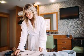 The Valley Hotel & Carriage Gardens