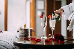 The Valley Hotel & Carriage Gardens