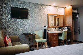 The Valley Hotel & Carriage Gardens