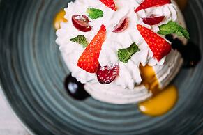 The Valley Hotel & Carriage Gardens