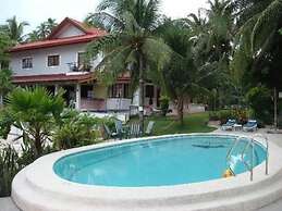 Las Flores Country & Beachside Hotel