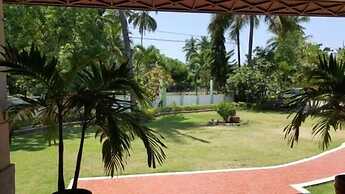 Las Flores Country & Beachside Hotel