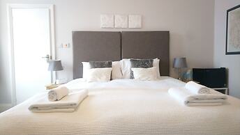 Heathcliff House, Exclusively for Adults, Free Large Car Park