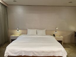 Yomi Hotel - MRT Shuanglian Station