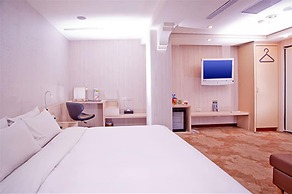 Yomi Hotel - MRT Shuanglian Station
