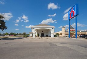 Motel 6 Dallas - Irving DFW Airport South