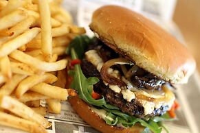 Holiday Inn Omaha Downtown - Waterpark by IHG