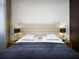 The ICON Hotel & Lounge