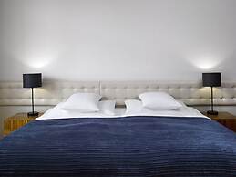 The ICON Hotel & Lounge