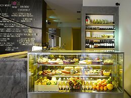 The ICON Hotel & Lounge