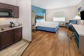 Days Inn & Suites by Wyndham San Antonio near Frost Bank Center