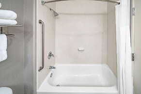 Days Inn & Suites by Wyndham San Antonio near Frost Bank Center