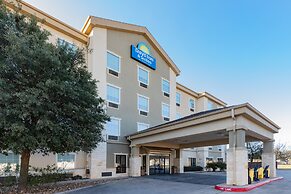 Days Inn & Suites by Wyndham San Antonio near Frost Bank Center